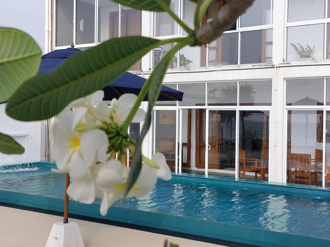 White Sand Villa - Beach Front ヒッカドゥワ エクステリア 写真