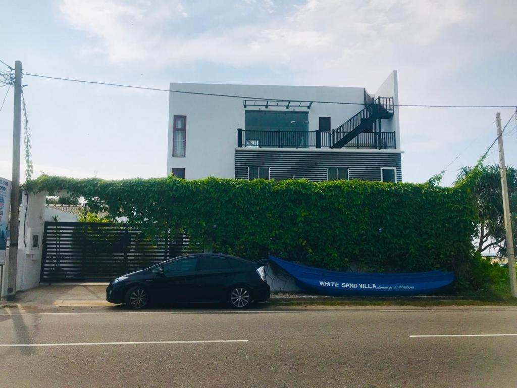 White Sand Villa - Beach Front ヒッカドゥワ エクステリア 写真