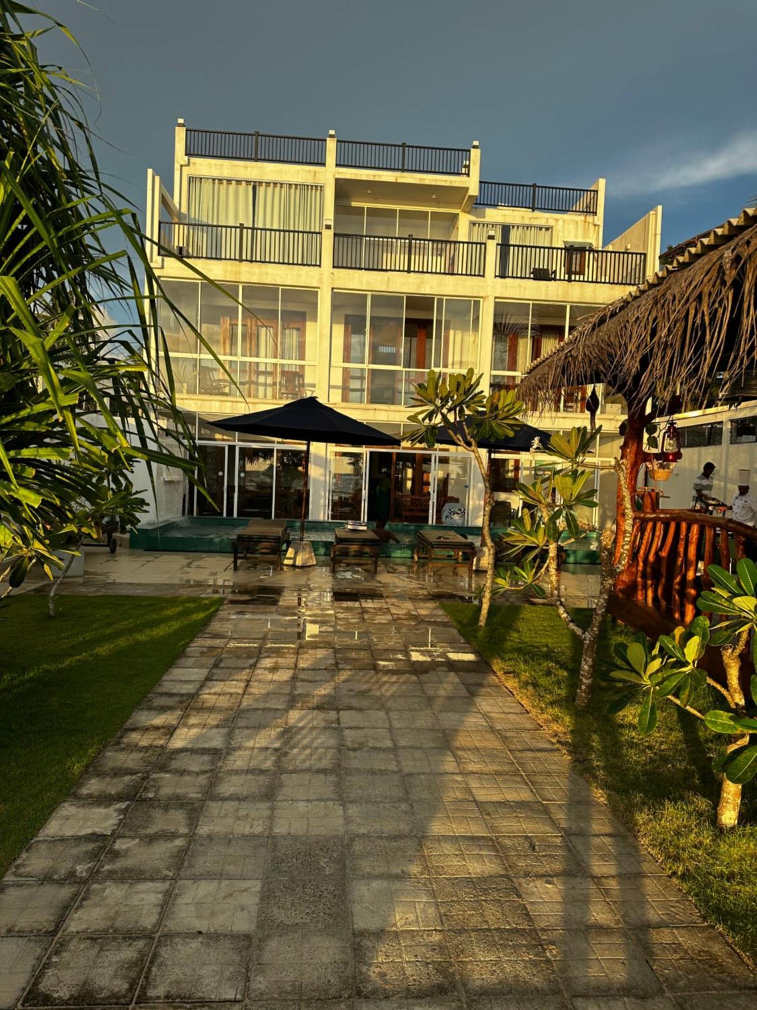 White Sand Villa - Beach Front ヒッカドゥワ エクステリア 写真